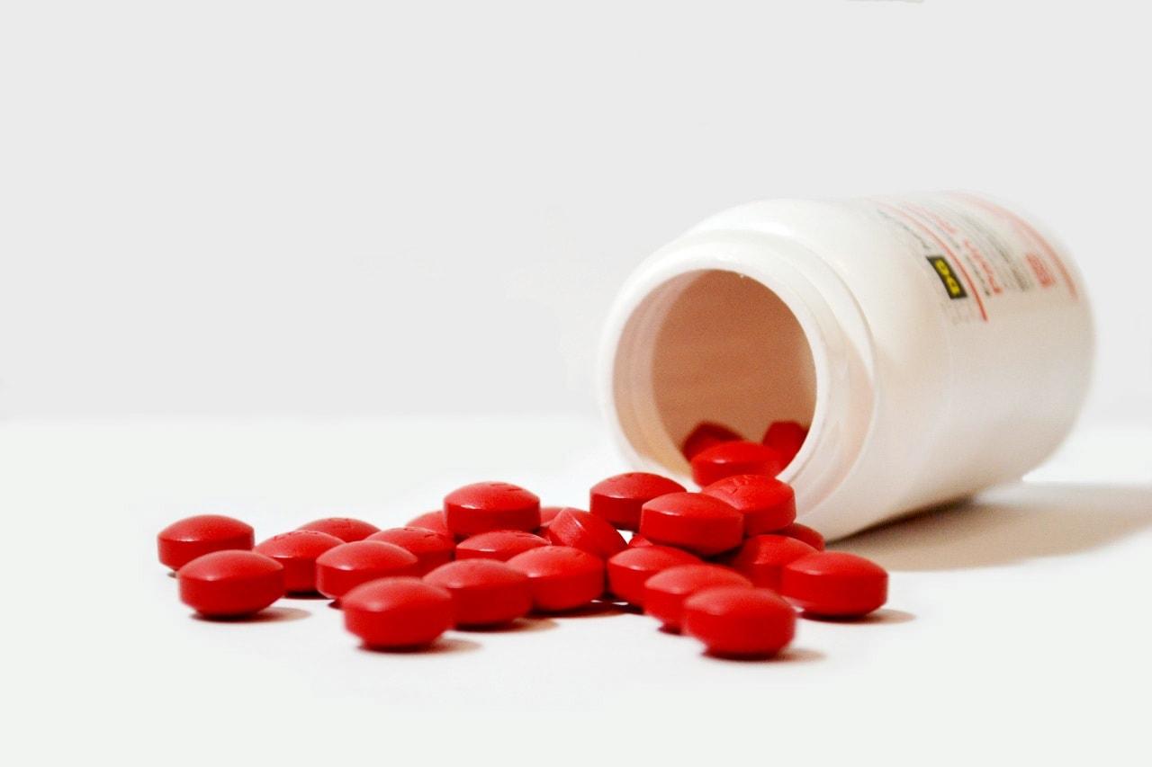 Оборот бадов. Снотворное красные таблетки. Маленькие красные таблетки от сердца. Таблетки снотворного красного цвета. Лекарства обои.