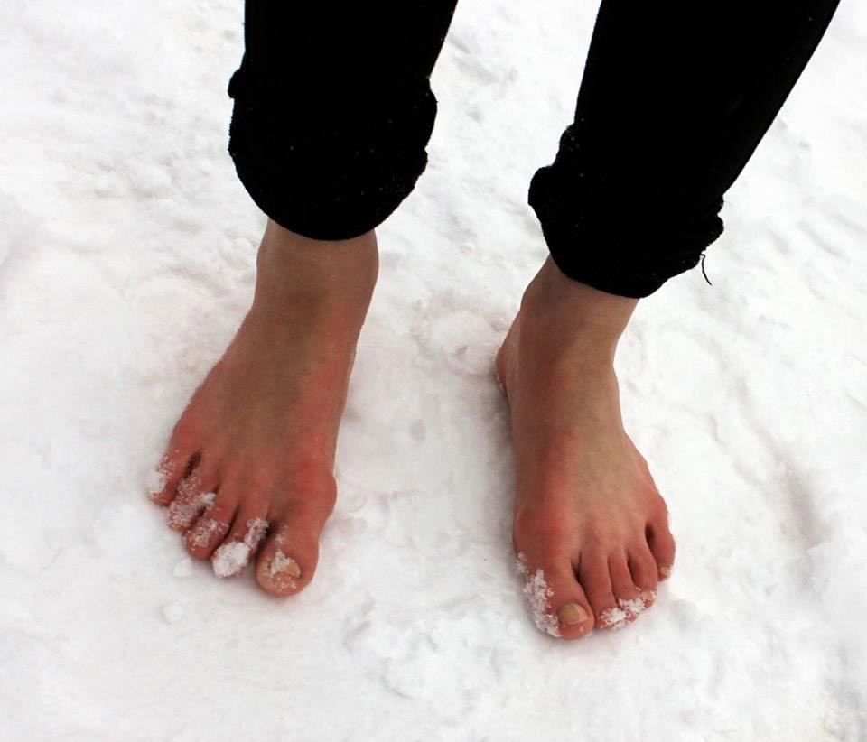 Живот в голоде ноги в холоде. Босые ноги на снегу. Стопы зимой. Ножки зимой.