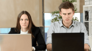 раздражает коллега по работе что делать