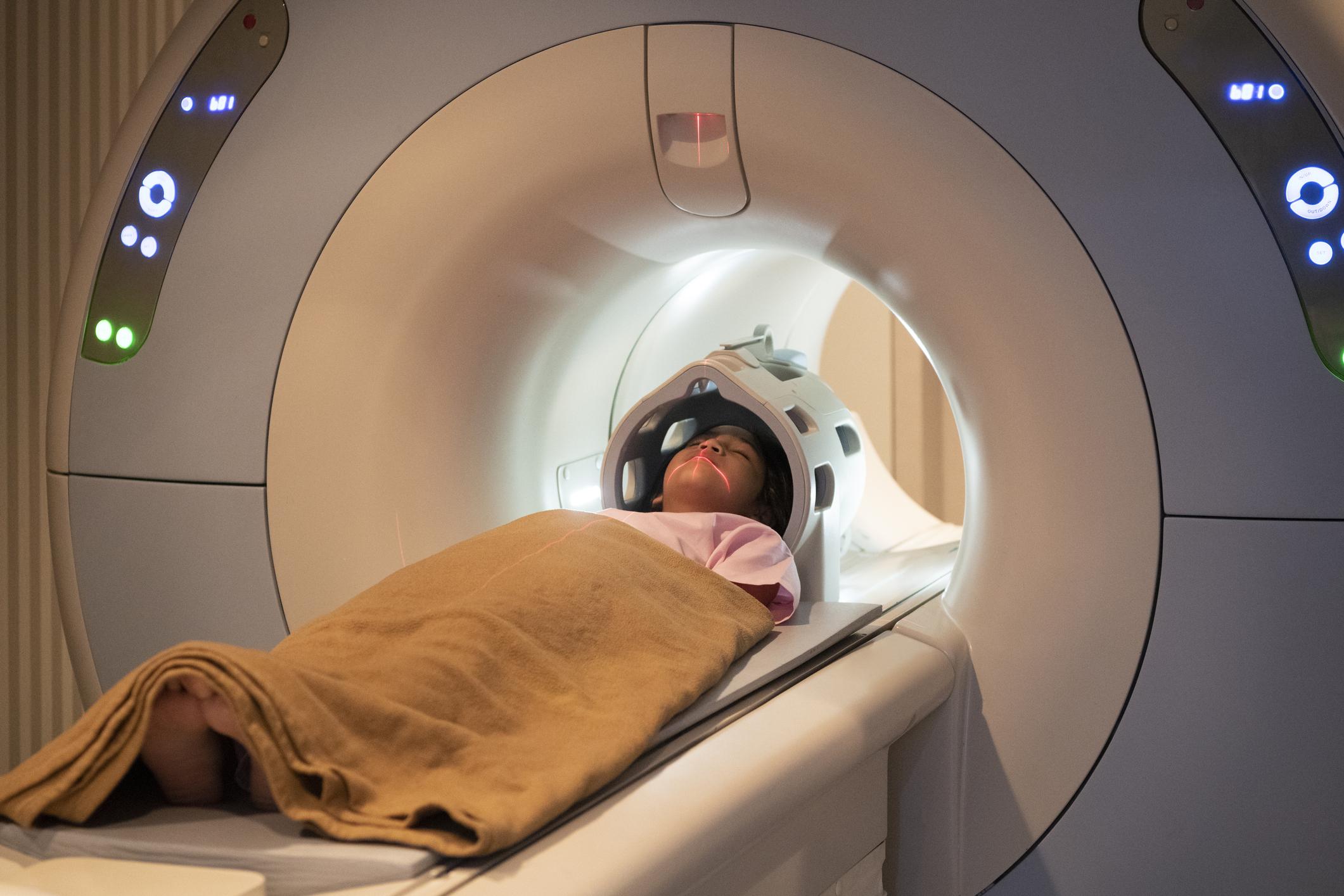 Магнитно резонансная томография как делают. Кт томограмма головного мозга. Магнито-резонансная томография головного мозга. Томограф магнитно-резонансный СССР. Мрт головного мозга.