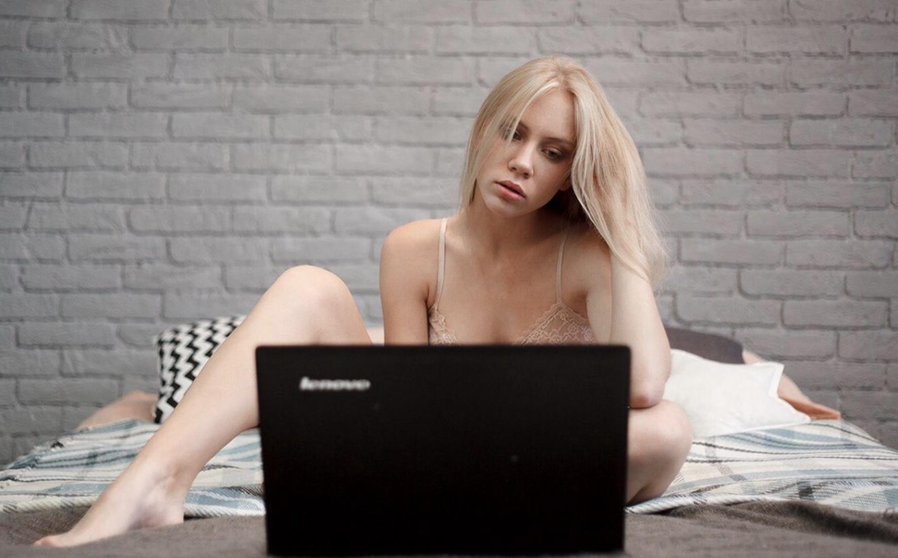 Вебкам с мамой. Девушка перед ноутбуком. Блондинка с ноутбуком. Блондинка за ноутбуком. Девушка вебкам модель.
